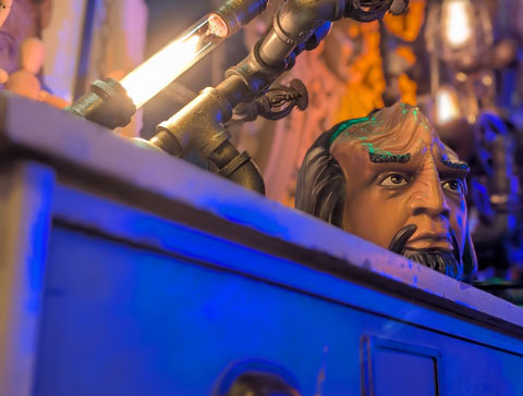 A fake head depicting the Star Trek character Worf, bathed in blue light, eyes looking up toward the ceiling